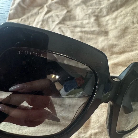 Gucci Oversized Black Sunglasses with Gold Details - Picture 7 of 9